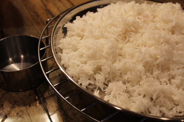 Spread cooked rice to cool