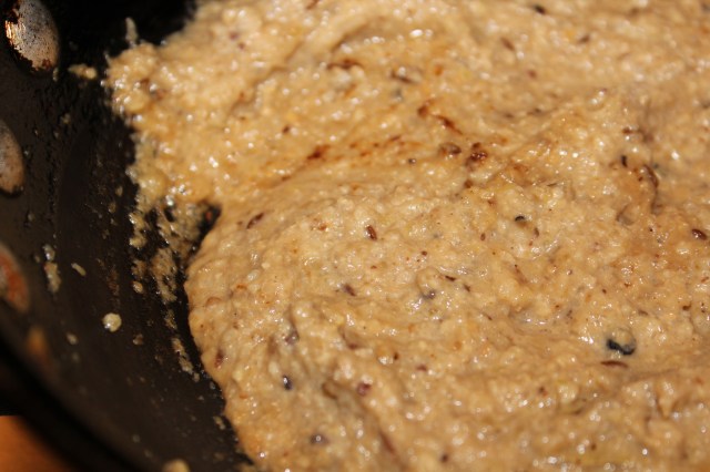 Simmering cashew-onion gravy base