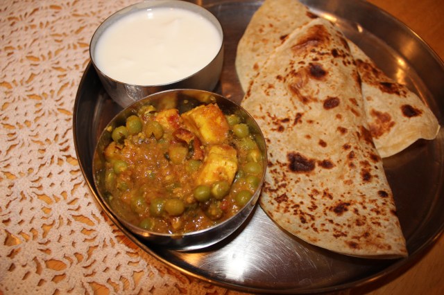 Mattar Paneer served with chappatis and yogurt